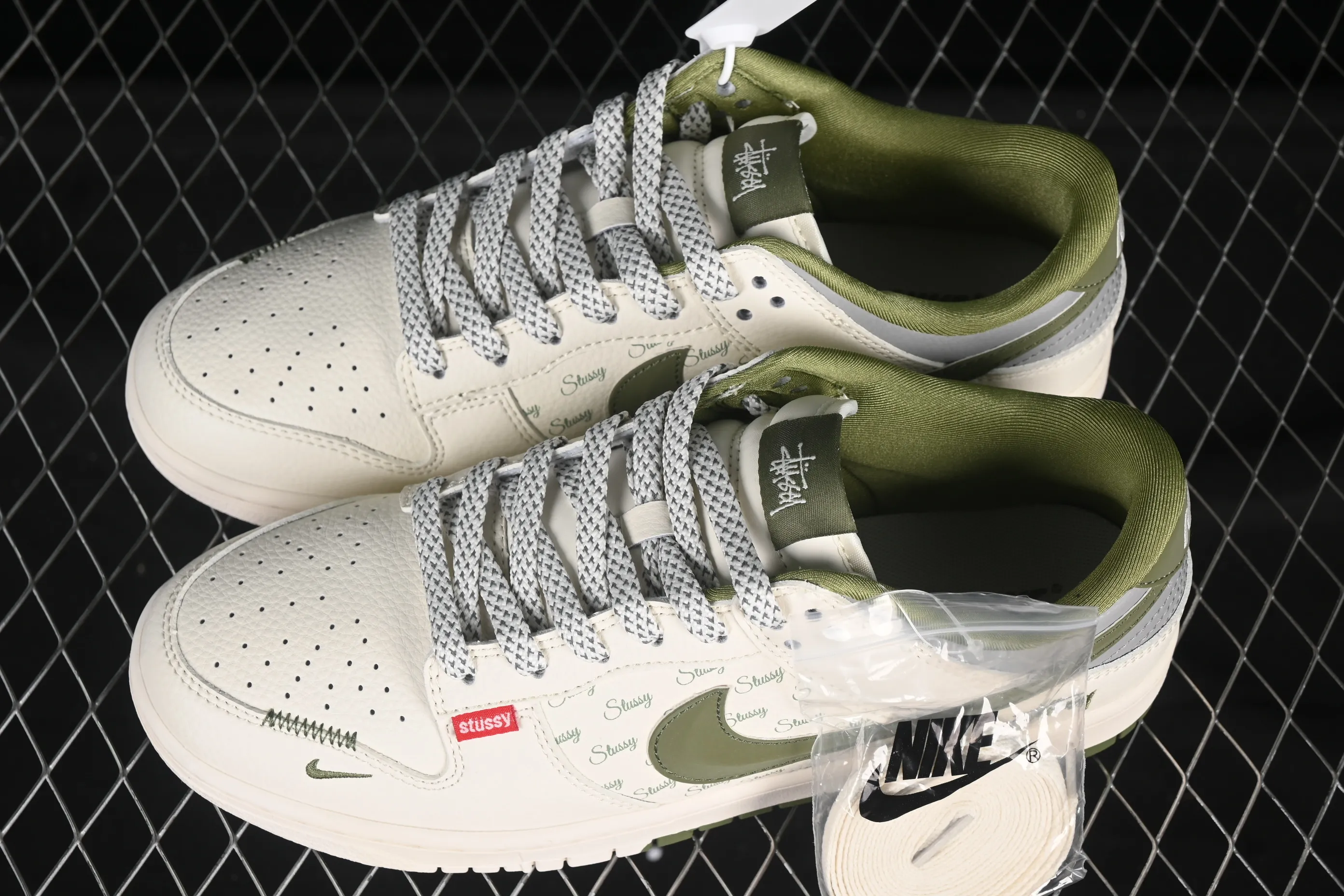 All categories Nk SB Dunk Series Nk SB Dunk Low High-end customized low-top sneakers Nike SB Dunk Low Stusi co-branded three-dimensional green hook Anniversary high-end customized low-top casual sneakers XS6089-538